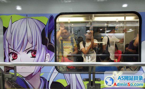动漫“痛列车”首现上海 粉丝当场跪拜引发争议