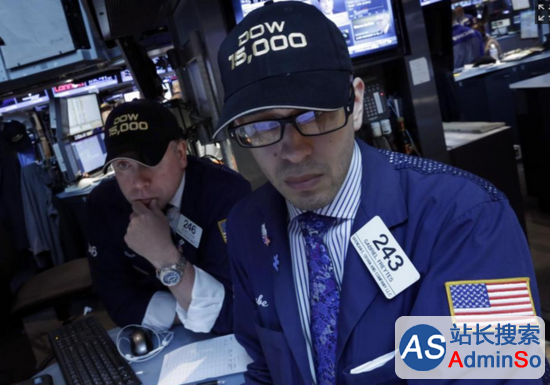 交易员在2013年道指突破15000点时戴上了印有“Dow 15,000”字样的帽子